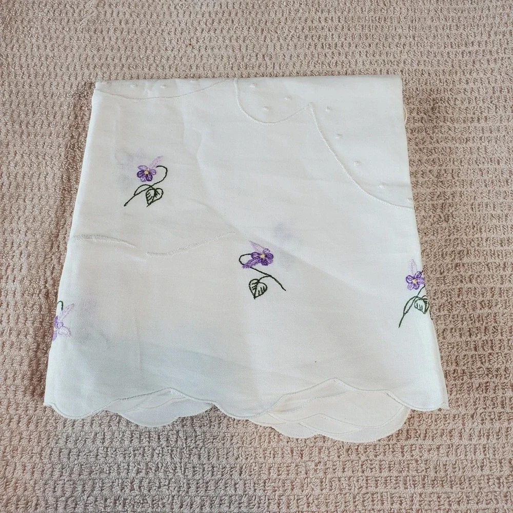 vtg cotton square tablecloth 32x33‎ Scalloped Rim Hand Floral Embroidery